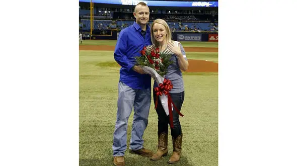 زوج جوانی که به شکل عجیبی با هم آشنا شدند + تصاویر 