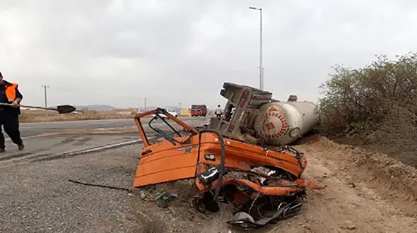 عکس دلخراش / کامیون با تریلی تانکر گاز در جاده قدیم قم شاخ به شاخ شدند