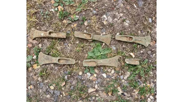  کشف گنج نفیس توسط پدر و پسر پدر/ تبر های 4 هزار ساله را ببیند