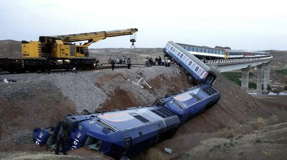 کشته نشدن مسافران حادثه قطار همدان مشهد یک غیرممکن بود / مسئولان شانس آوردند + فیلم