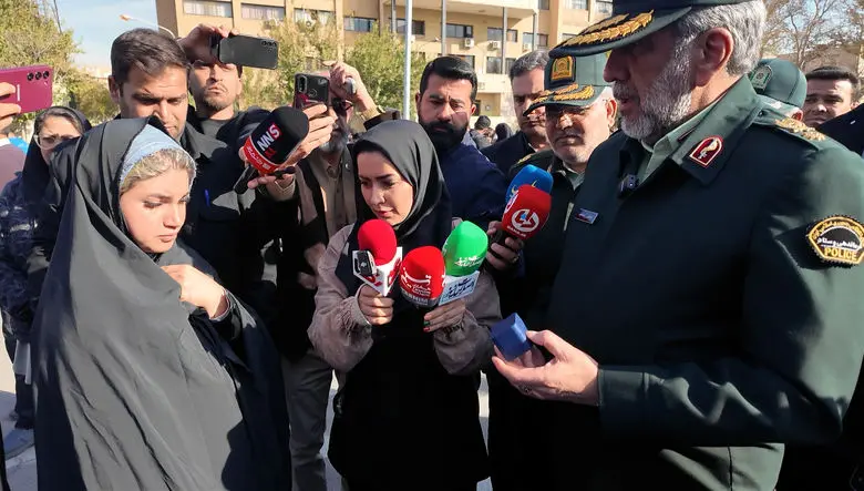 فیلم / سردار محمدیان به دزد گوشواره یک زن : با ناموس مردم چیکار کردی...