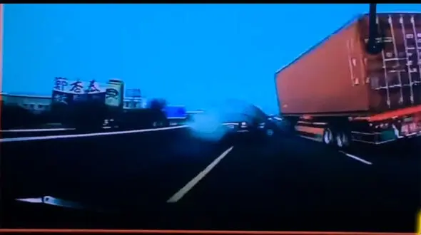 فیلم لحظه تصادف وحشتناک تریلی در بزرگراه و له کردن چند ماشین
