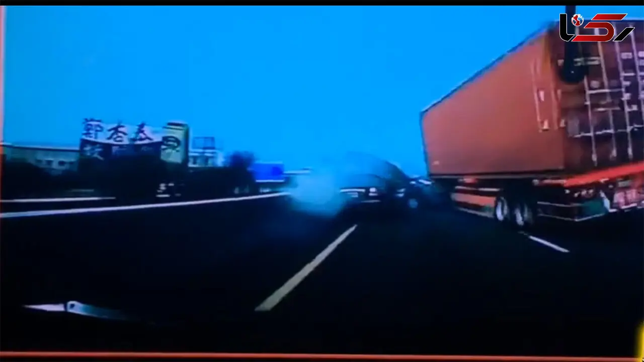 فیلم لحظه تصادف وحشتناک تریلی در بزرگراه و له کردن چند ماشین