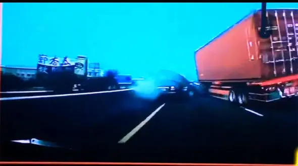 فیلم لحظه تصادف وحشتناک تریلی در بزرگراه و له کردن چند ماشین