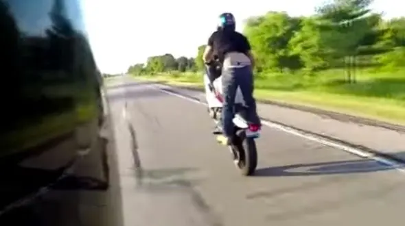 شیرین کاری های خطرناک موتورسوار جوان را ببینید+فیلم