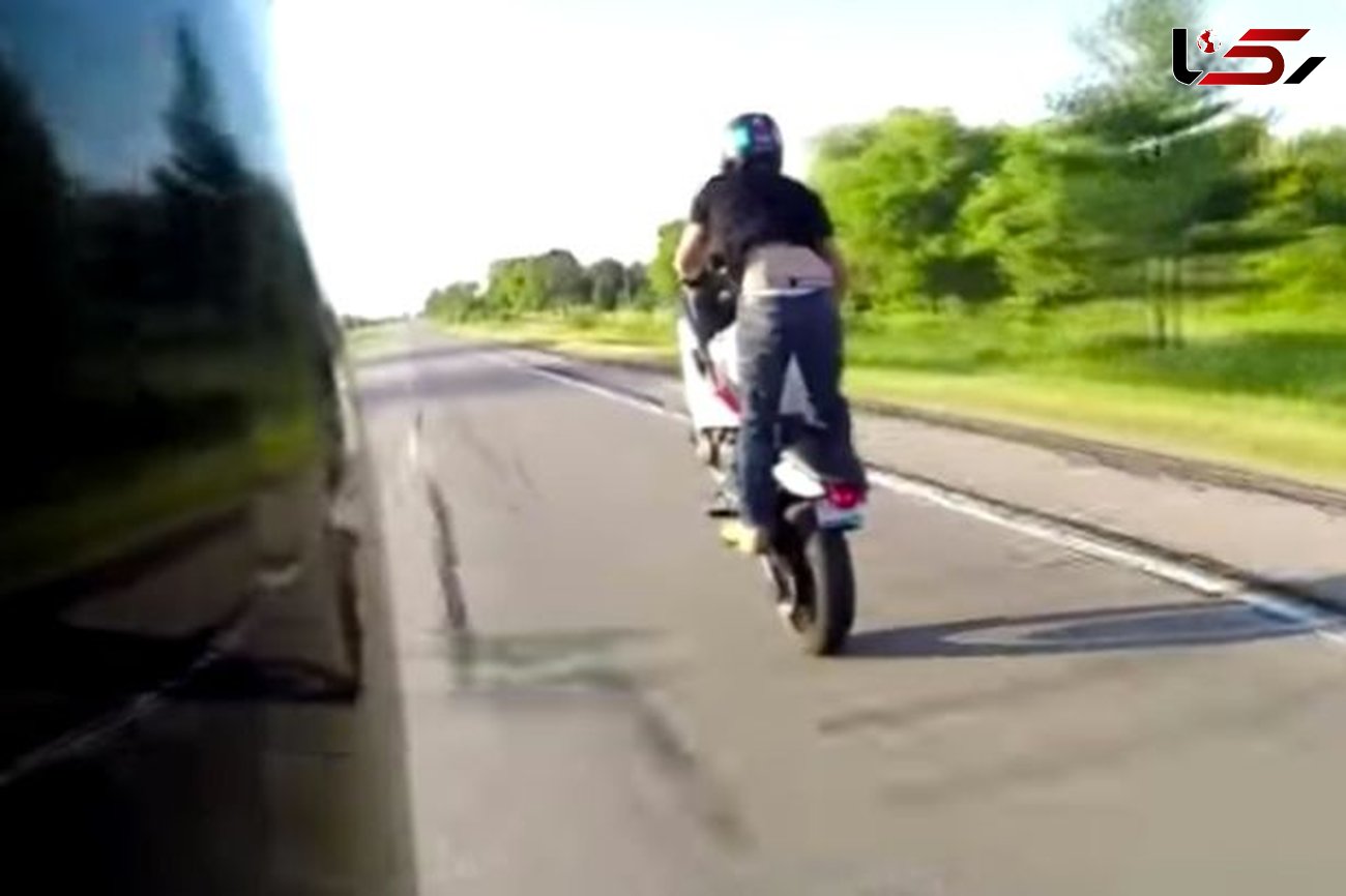 شیرین کاری های خطرناک موتورسوار جوان را ببینید+فیلم