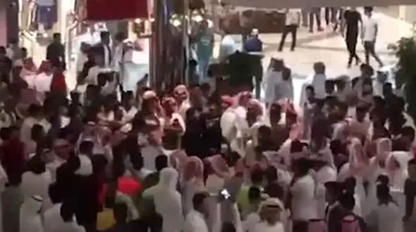 آزار 3 دختر جوان توسط چند جوان در یک مجتمج تجاری +فیلم