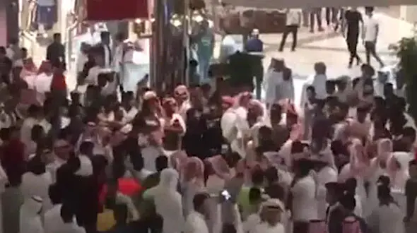 آزار 3 دختر جوان توسط چند جوان در یک مجتمج تجاری +فیلم