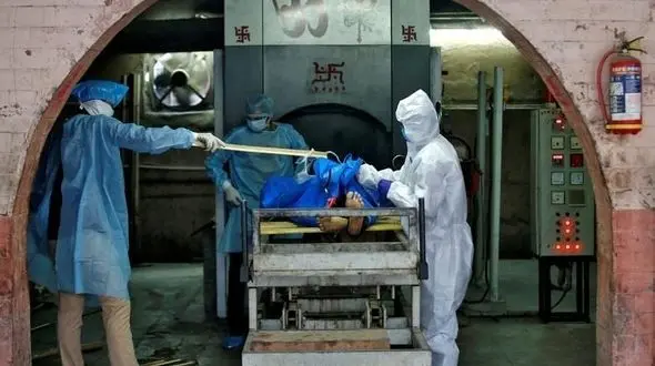 سوزاندن اجساد کرونایی در هند + عکس