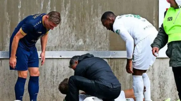 ببینید / برخورد شدید فوتبالیست سرشناس با دیواره تبلیغاتی ورزشگاه + فیلم