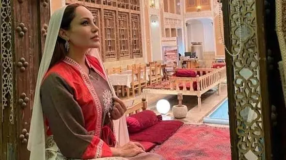 بدل آنجلینا جولی خواننده شد + فیلم