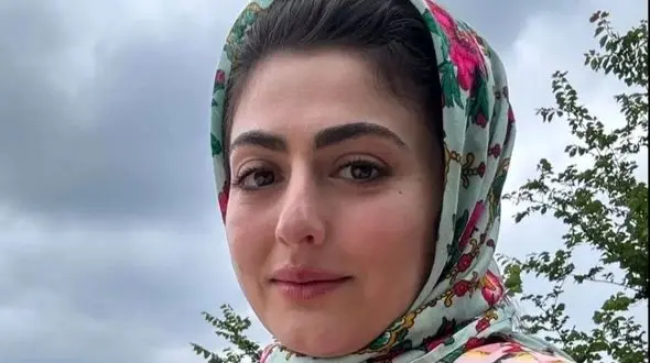 عکس/ سفر زمان/ چهرۀ «انیس» (سریال سوجان) در جلسۀ دفاع از پایان نامه اش