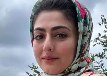 عکس/ سفر زمان/ چهرۀ «انیس» (سریال سوجان) در جلسۀ دفاع از پایان نامه اش