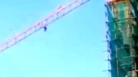 خود کشی یک کارگر از روی جرثقیل ساختمانی + فیلم 14+