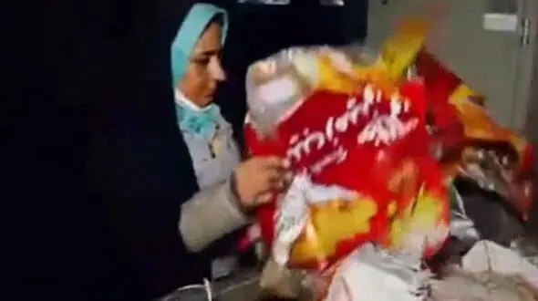 تصویر عجیب از دختر جوان زباله گرد  / پرویز پرستویی منتشر کرد + فیلم