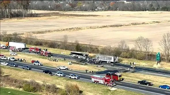 تصادف مرگبار تریلی با اتوبوس دانش‌آموزان + جزییات