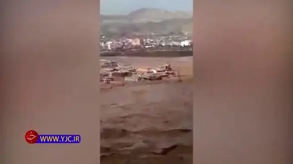 فیلم دختربچه‌ای که در  سیل پلدختر سراغ خانه‌شان را از مادرش می‌گیرد 
