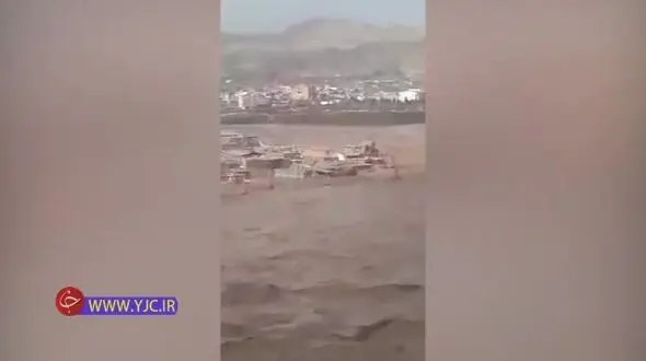 فیلم دختربچه‌ای که در  سیل پلدختر سراغ خانه‌شان را از مادرش می‌گیرد 
