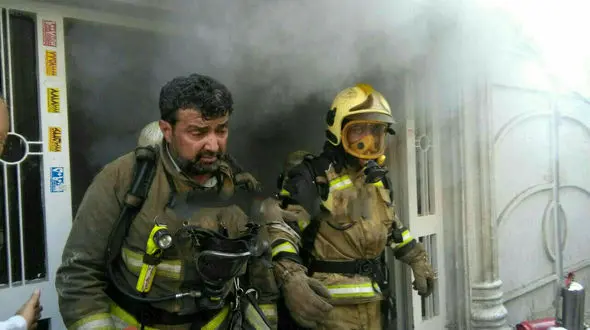 آتش سوزی یک ساختمان در خیابان جمهوری تهران / 20 نفر گرفتار شدند +تصاویر 