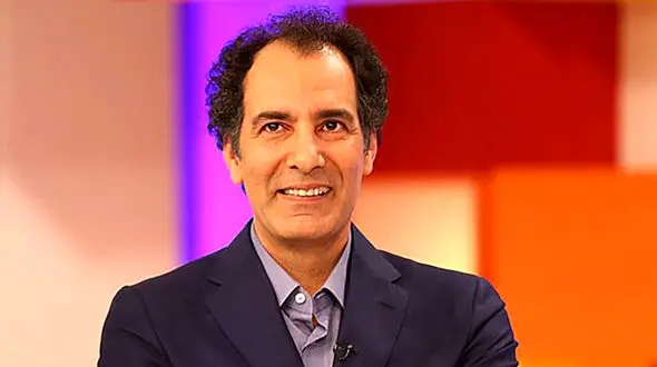 نگاهی به سبک چیدمان ورودی خانه بهنام تشکر با لوستر ژاپنی و دیوارکوبهای طلایی سلیقه خانمش توی چیدمان حرف نداره+فیلم