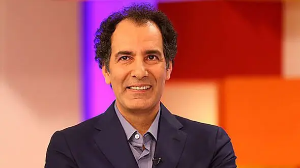 نگاهی به سبک چیدمان ورودی خانه بهنام تشکر با لوستر ژاپنی و دیوارکوبهای طلایی سلیقه خانمش توی چیدمان حرف نداره+فیلم