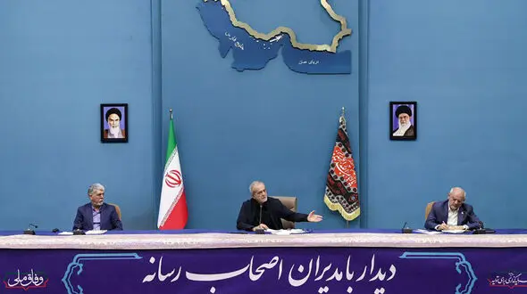 نباید به افرادی که در دهک‌های 8 ، 9 ، 10 قرار دارند یارانه بنزین تعلق بگیرد