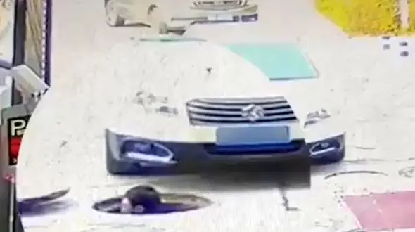 رد شدن خودرو از سر مرد جوان + فیلم