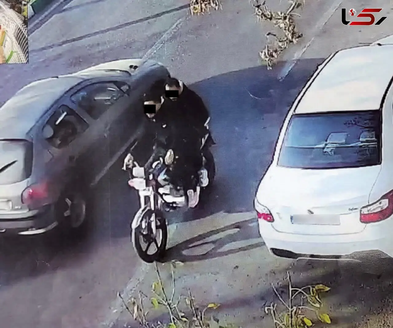 فیلم لحظه سرقت خشن گوشواره در مشهد/ فریادهای دردناک زن مشهدی پس از کشیدن گوشواره از گوشش