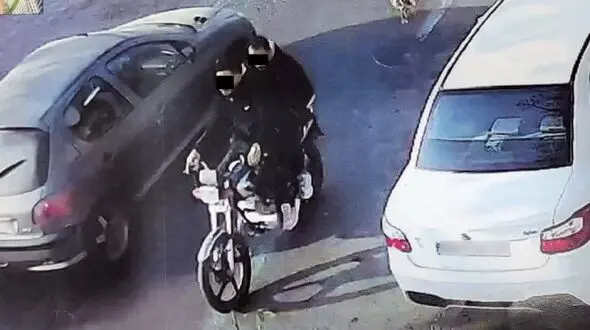 فیلم لحظه سرقت خشن گوشواره در مشهد/ فریادهای دردناک زن مشهدی پس از کشیدن گوشواره از گوشش