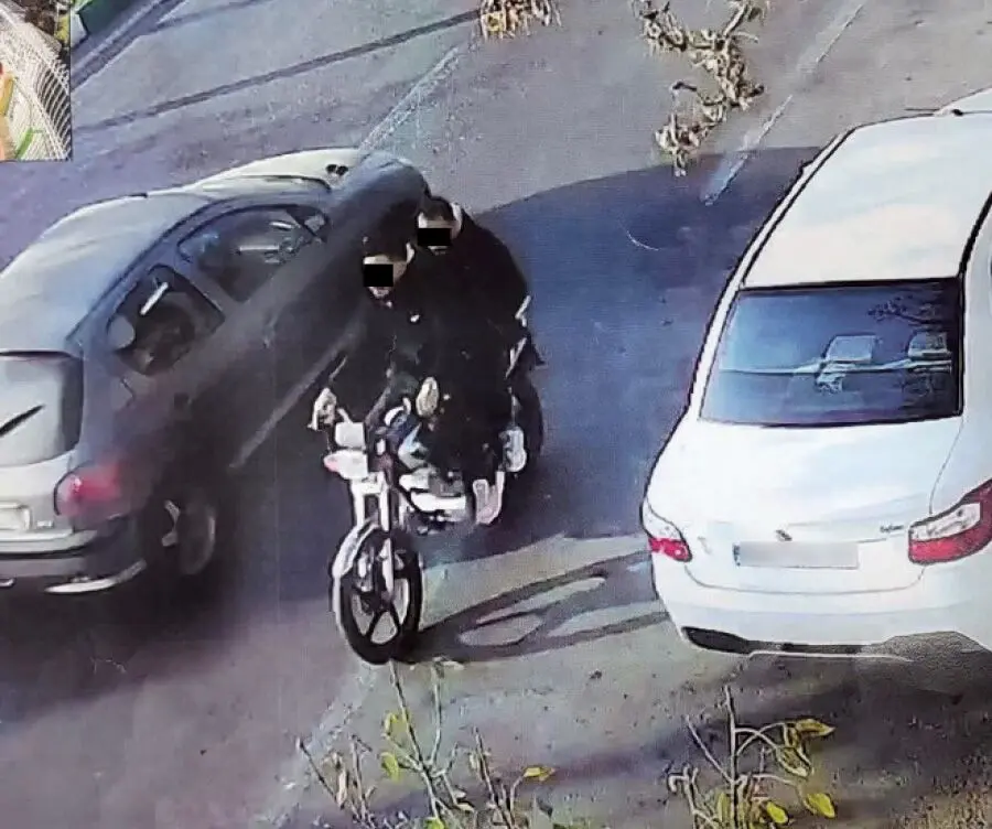 فیلم لحظه سرقت خشن گوشواره در مشهد/ فریادهای دردناک زن مشهدی پس از کشیدن گوشواره از گوشش