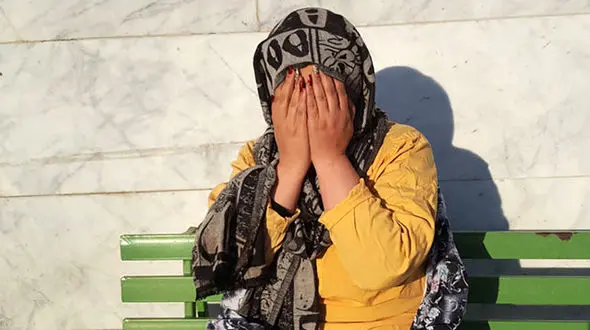 این زن مانتو خردلی در تهران چه می کرد؟! + عکس 