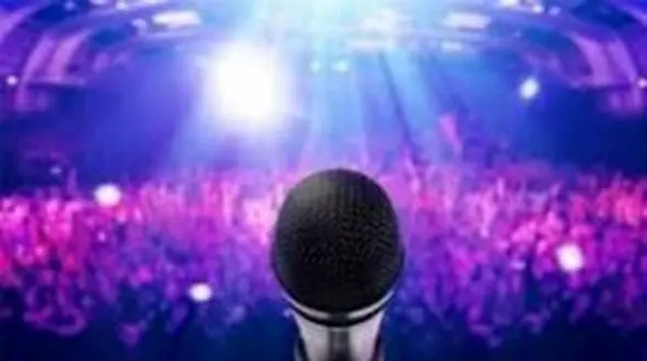 یادی کنیم از روزی که خواننده معروف لس آنجلسی به ایران بازگشت+عکس خواننده در فرودگاه