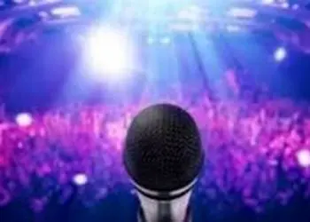 یادی کنیم از روزی که خواننده معروف لس آنجلسی به ایران بازگشت+عکس خواننده در فرودگاه