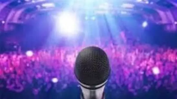 یادی کنیم از روزی که خواننده معروف لس آنجلسی به ایران بازگشت+عکس خواننده در فرودگاه