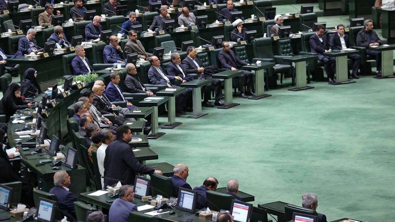  جلسه بررسی طرح استیضاح عبدالناصر همتی وزیر امور اقتصادی و دارایی در مجلس  با حضور وزرا و رییس جمهور