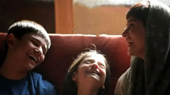 بازیگران فیلم زن و بچه در کنار همسر و خانواده شان/ از پریناز ایزدیار و خواهر دکترش تا سها نیاستی و مادر جوان تر از خودش+ عکس