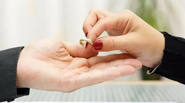 فیلم  زن عاشق پیشه با 2 شوهرش زیر یک سقف ! / همه به احترام زن باوفا ایستادند !