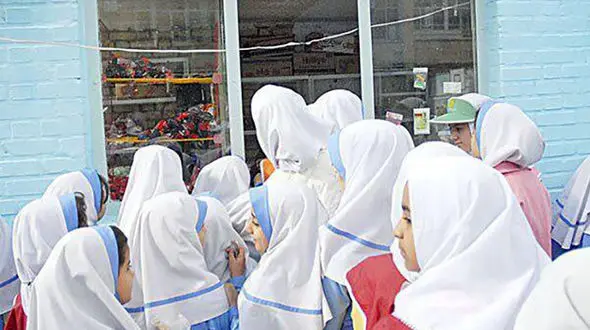 سرنوشت تلخ خانم معلم دلسوزی که به جای "آنلاین" ، "آیلاند" می گوید + فیلم