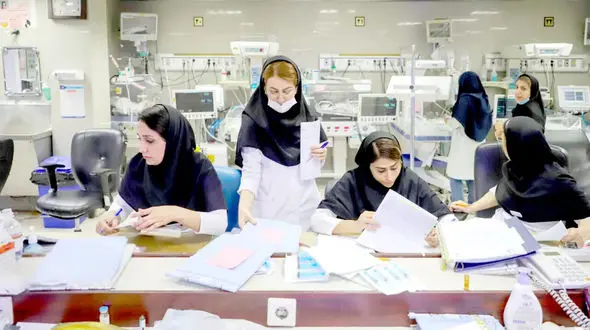 20 سال است پرستاران درگیر بی عدالتی و بی نظمی در نظام پرداخت هستند / 300هزار پرستار کم داریم اما هزاران پرستار بیکارند + فیلم