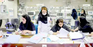 20 سال است پرستاران درگیر بی عدالتی و بی نظمی در نظام پرداخت هستند / 300هزار پرستار کم داریم اما هزاران پرستار بیکارند + فیلم