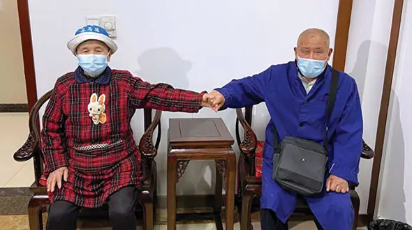 عشق از کرونا قوی‌تر است + عکس و زندگی باورنکردنی