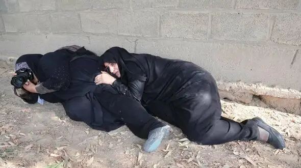 گفتگو با دختر عکاس که پناهگاه یک زن در حادثه اهواز شد + عکس جهانی