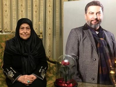 فیلم گریه جگرسوز  مادر مهرداد میناوند با شنیدن آواز بهشتی پسرش درباره مادر ! / چه زود تنهایم گذاشتی !