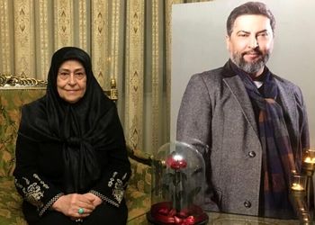 فیلم گریه جگرسوز  مادر مهرداد میناوند با شنیدن آواز بهشتی پسرش درباره مادر ! / چه زود تنهایم گذاشتی !