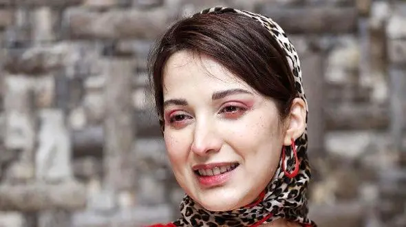 نگاهی به دکوراسیون شیک و مینیمال روشنک گرامی رفیق علی ضیا / از  لوستر بوهو، فرش تا آیینه قدی