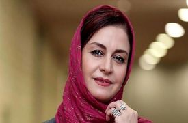 فیلم /  مریلا زارعی:  کارگردان گفت چرا با این شکل و وضع  اومدی دفترم ؟ /  گفتم تو بیای دفتر من باید ریشاتو بزنی و آستین کوتاه بپوشی؟ / آخه همینه ....