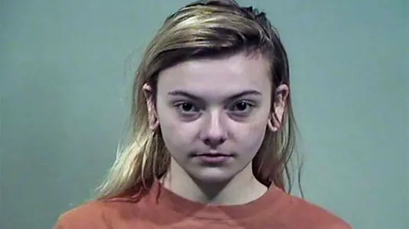 رفتار وقیحانه یک دختر با زنی با شکم برآمده! +عکس