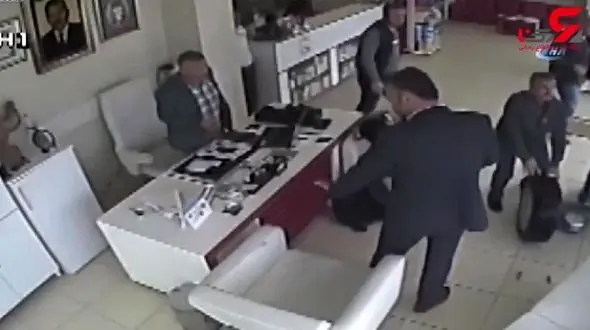 لاستیک سرگردان وارد جلسه شد!+ فیلم