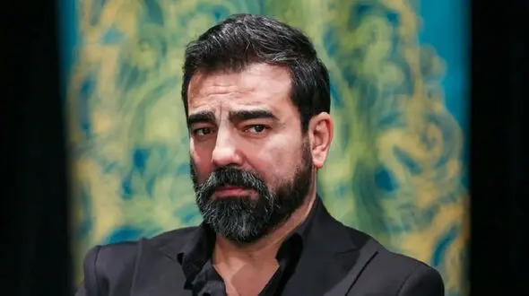 عکس ها / نگاهی به چیدمان عهد بوقی خانه بهزاد خلج از آقای قاضی تا اجل معلق /  از  کنسول طلایی و پرده‌های اعیانی تا گرامافون و دکوری‌های جذاب