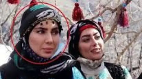 عکس مرجانِ نون خ، با استایل انگلیسی  سوار بر تراموا در استانبول! / متفاوت تر از تلویزیون!